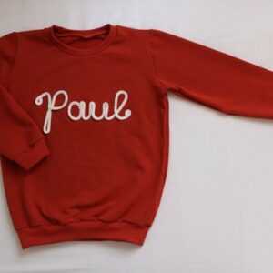 roter Kinderpullover mit Aufschrift "Paul" als Geburtstagsgeschenke für Kinder