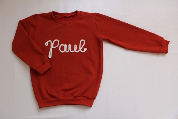 roter Kinderpullover mit Aufschrift "Paul" als Geburtstagsgeschenke für Kinder